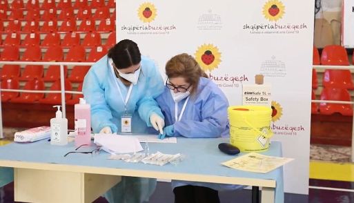 Nis sot vaksinimi ne Vlore: Te dielen rradha e personaliteteve mbi 80 vjec